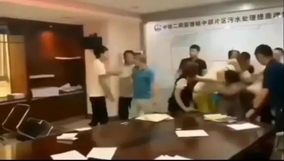 中鐵二局閥門投標現(xiàn)場,報最低價者被“群揍”…咋回事?- 中鐵二局閥門投標現(xiàn)場,報最低價者被“群揍”…咋回事?-